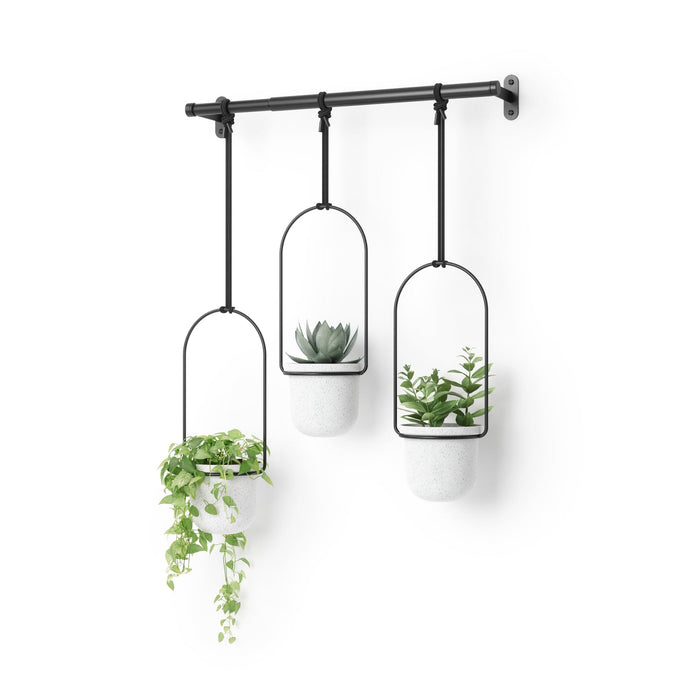 NSIMG-SHA256:6cbe0584f6648a09f73fae2ab4b183836270fa7a826aeb07345d39c46c4dae6a · Isalbi Umbra Triflora Hanging Planter White & Black