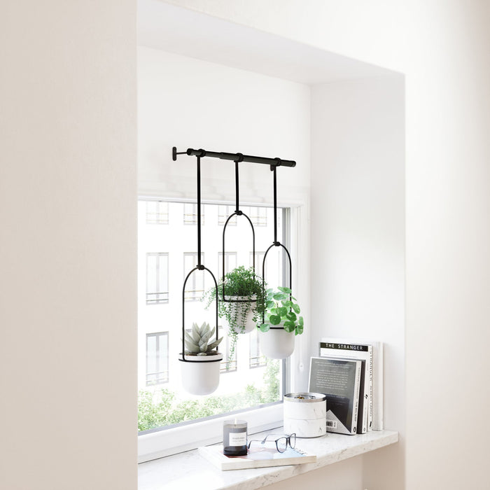 NSIMG-SHA256:30ac82173b0c983ff3872b2a0fca2ee4fd720061bbb92cf7337e3bd74543b9c2 · Isalbi Umbra Triflora Hanging Planter White & Black