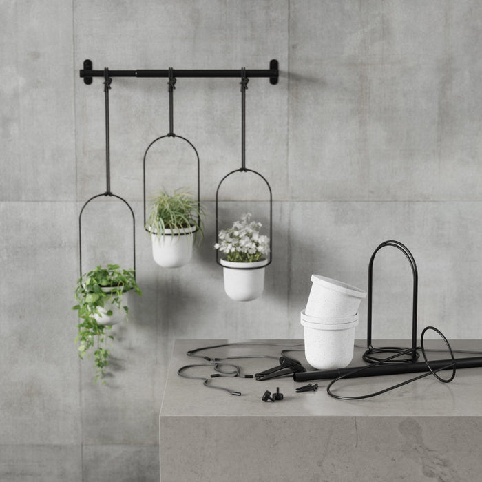 NSIMG-SHA256:013fe488ae966e0c03471719b2c23ce957baa725f99bc75fa2453054ddd042aa · Isalbi Umbra Triflora Hanging Planter White & Black