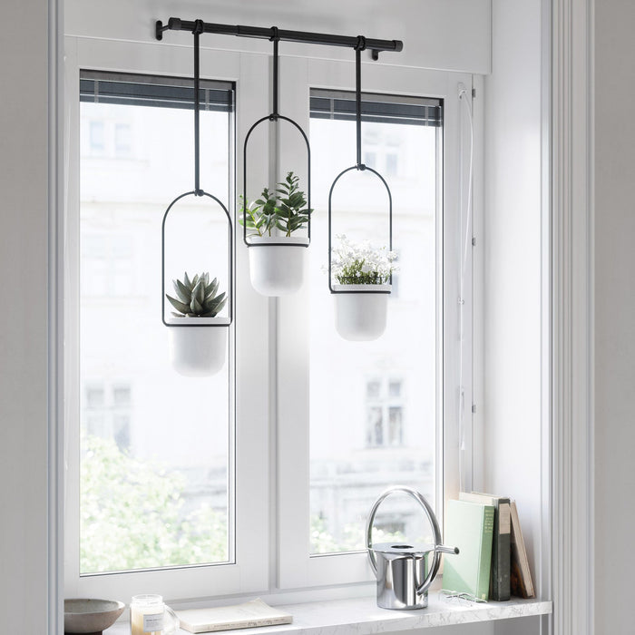 NSIMG-SHA256:75ea8b6e0e8387a178286cd0f00c1ac9ba73a9d193e01cef7cb77047aea1026a · Isalbi Umbra Triflora Hanging Planter White & Black