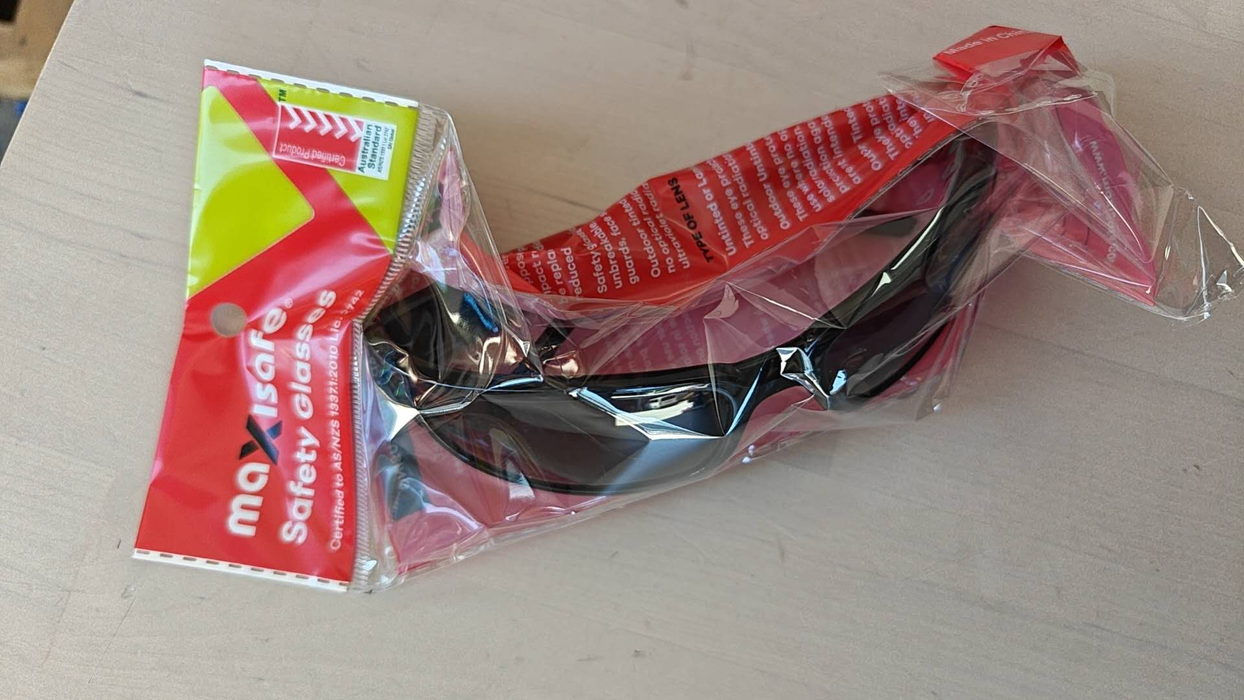 maxisafe (ede307) denver smoke safety glasses with black frame