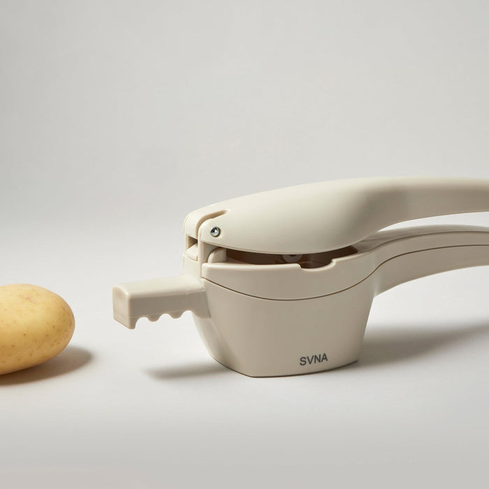 NSIMG-SHA256:fff19fb9dcfa94cdfbb6b686ff7ce189b84896eafa1323c12cc00961f354b496 · Isalbi SVNA 2 in 1 Extra Large Potato Ricer Cream