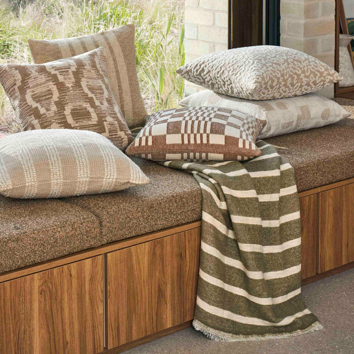 NSIMG-SHA256:345c69ad4ebe6db9ebbd487e5df1e64129aca1fe639dce7f753ebd56facfe3bc · Isalbi Amalfi Ira Cushion Natural & Ivory